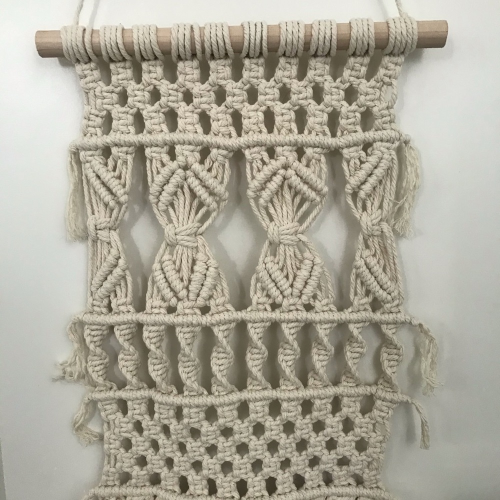 Handmade macrame wall hanging - Picture 3 of 6